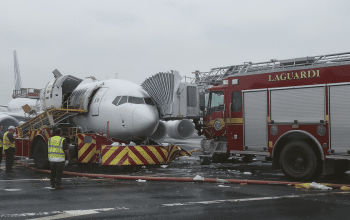 Fermeture de l’a&eacute;roport LaGuardia &agrave; New York apr&egrave;s une collision fatale entre un avion et un v&eacute;hicule d’urgence sur la piste