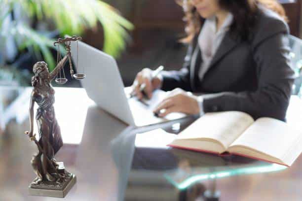 Avocat en droit des &eacute;trangers : r&ocirc;le, missions et conseils