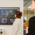 Comment l’affichage dynamique booste la productivit&eacute; en entreprise ?