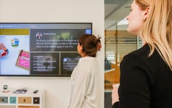 Comment l’affichage dynamique booste la productivit&eacute; en entreprise ?