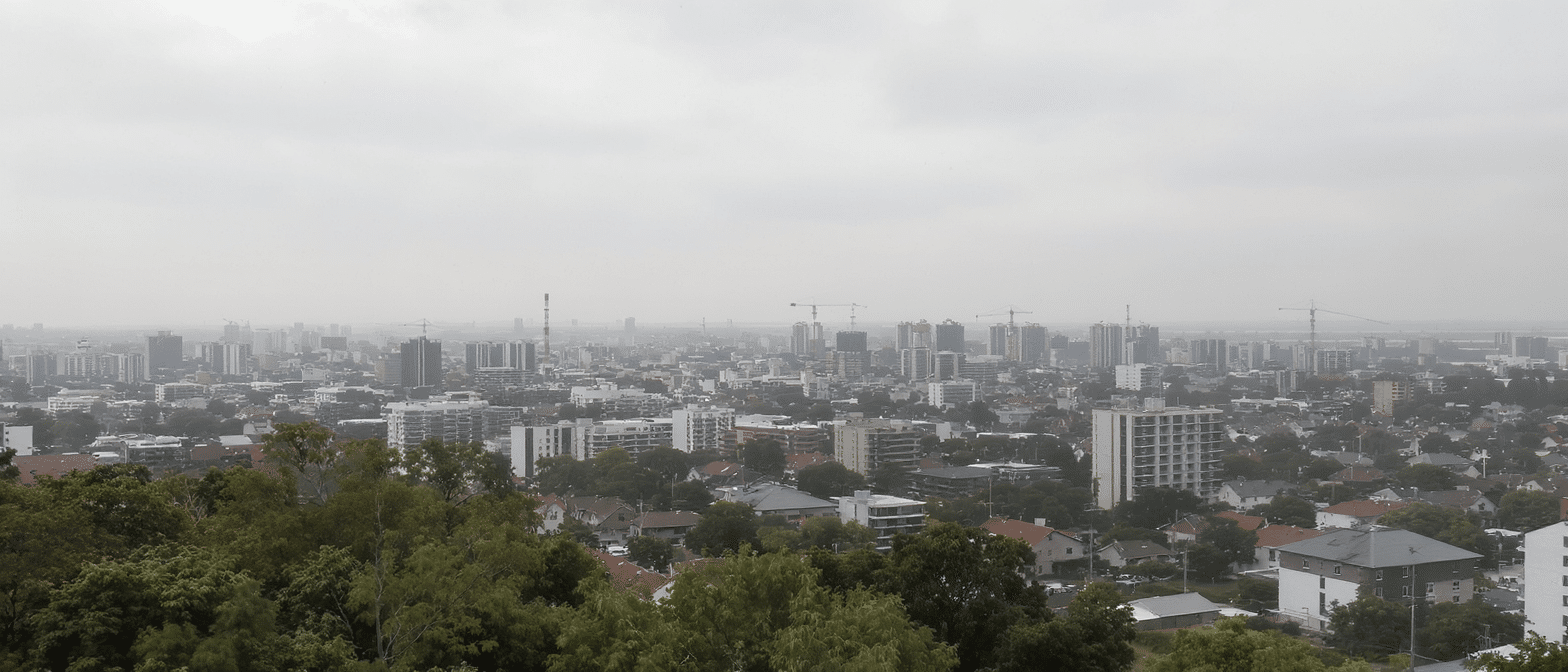 découvrez comment la croissance rapide des surfaces bâties à l'échelle mondiale impacte la décarbonation du secteur de la construction, selon un rapport récent alertant sur un ralentissement préoccupant des efforts environnementaux.