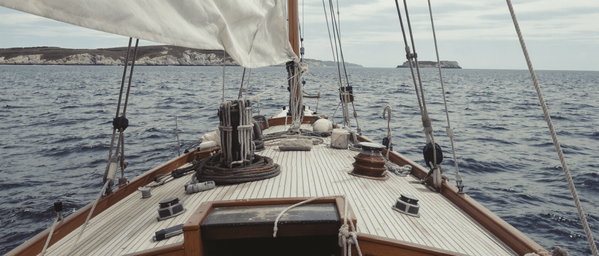 Naviguer vers les îles bretonnes à la voile : une odyssée écologique, paisible et pleine de charme