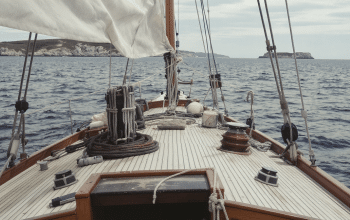 Naviguer vers les &icirc;les bretonnes &agrave; la voile : une odyss&eacute;e &eacute;cologique, paisible et pleine de charme