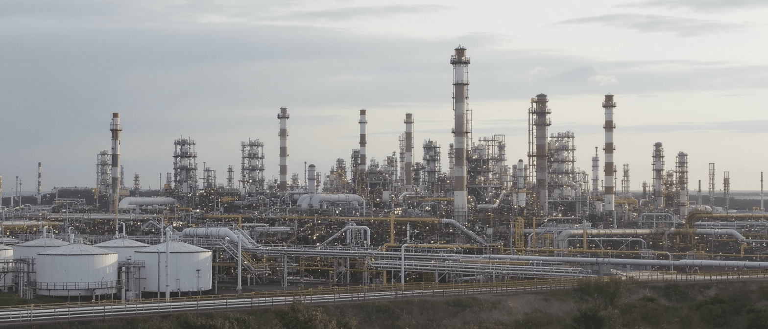 découvrez comment la raffinerie de schwedt en allemagne met en lumière les défis continus liés à la dépendance au pétrole russe et les enjeux énergétiques actuels.