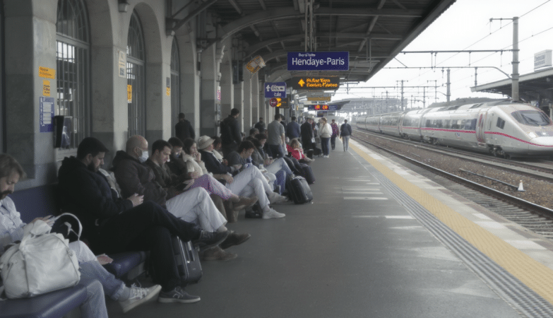TGV Hendaye-Paris : Douze heures d’attente pour les voyageurs apr&egrave;s un coup de foudre sur la ligne