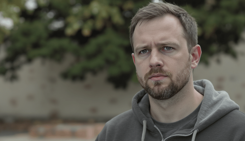Jacob Coxon, ancien chercheur chez Anthropic et OpenAI, quitte l’industrie en alertant : &laquo; L’IA pourrait repr&eacute;senter une menace mortelle pour l’humanit&eacute; avant 2030 &raquo;