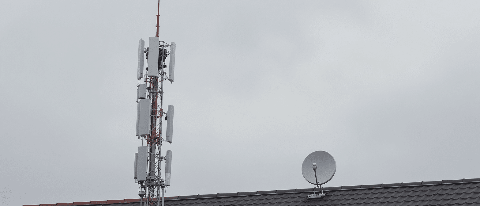 face à l’essor de starlink, les opérateurs télécoms européens cherchent à riposter et à défendre leur place sur un marché stratégique.